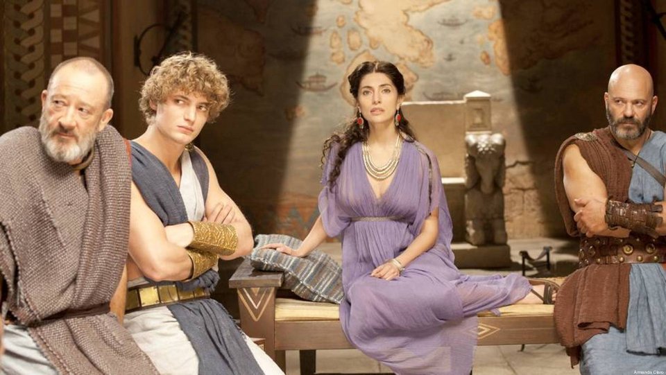 H αγαπημένη του Ολάντ, Ζιλί Γκαγιέ, έρχεται στην Ελλάδα ως «Ωραία Ελένη» [εικόνες] | iefimerida.gr 2