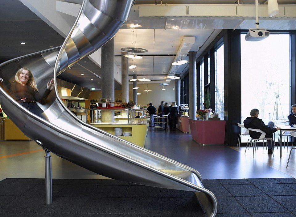 Μα πώς δουλεύουν εκεί; -Αυτά δεν είναι γραφεία, είναι παιδική χαρά για κάθε εργαζόμενο [εικόνες] | iefimerida.gr 3