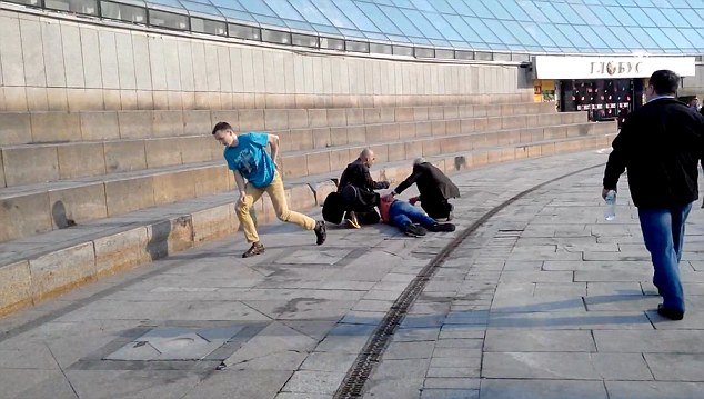 Μεθυσμένος έφηβος κάνει τσουλήθρα σε γυάλινη οροφή και σπάει το κεφάλι του [εικόνες & βίντεο] | iefimerida.gr 1