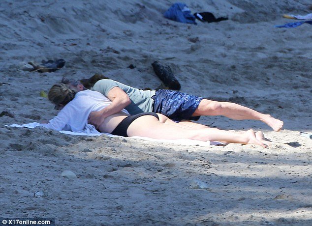 Ο Σον Πεν χουφτώνει την ημίγυμνη Σαρλίζ Θερόν [εικόνες] | iefimerida.gr 0