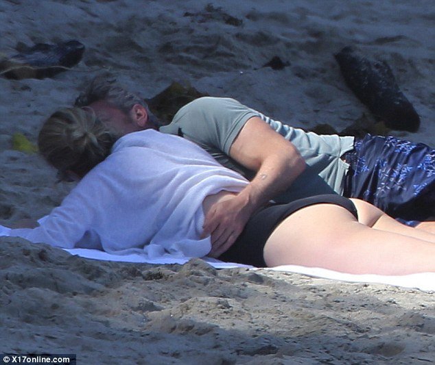 Ο Σον Πεν χουφτώνει την ημίγυμνη Σαρλίζ Θερόν [εικόνες] | iefimerida.gr 1