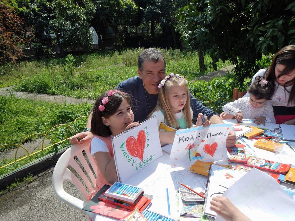 Με τα ορφανά κορίτσια της Λαμίας έκαναν Πάσχα ο Σταύρος Θεοδωράκης και η σύζυγός του [εικόνες] | iefimerida.gr 0