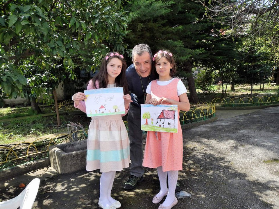 Με τα ορφανά κορίτσια της Λαμίας έκαναν Πάσχα ο Σταύρος Θεοδωράκης και η σύζυγός του [εικόνες] | iefimerida.gr 1