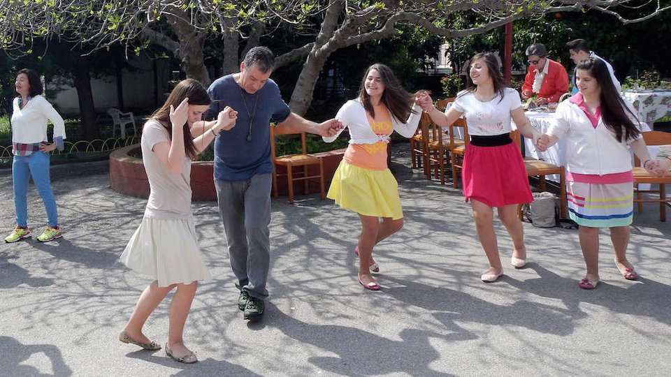 Με τα ορφανά κορίτσια της Λαμίας έκαναν Πάσχα ο Σταύρος Θεοδωράκης και η σύζυγός του [εικόνες] | iefimerida.gr 2