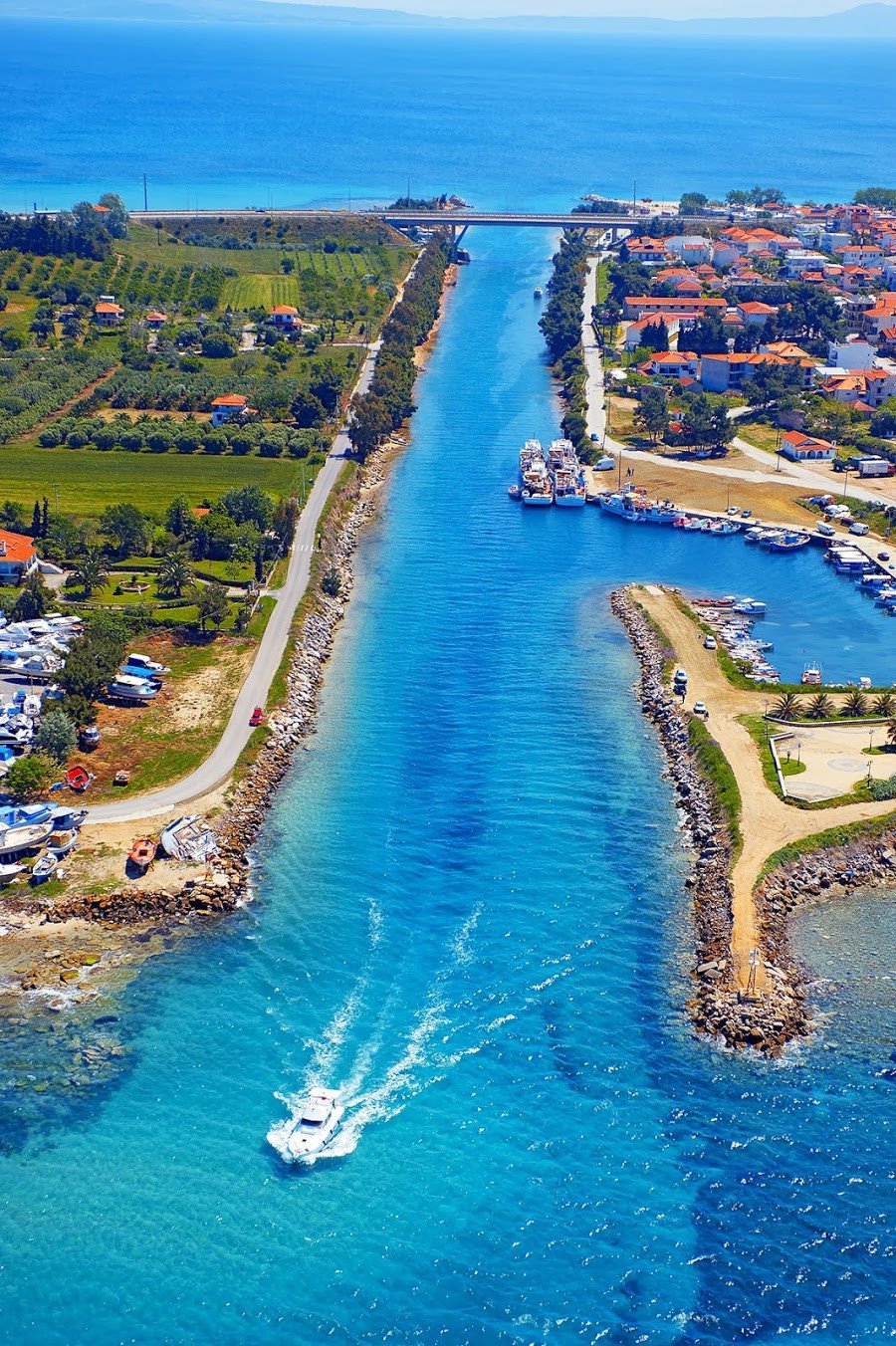 Το κανάλι που χωρίζει το 1ο πόδι της Χαλκιδικής στα δύο -Πεύκα ως τα τιρκουάζ νερά και βάρκες αγκυροβολημένες κάτω από τα σπίτια [εικόνες] | iefimerida.gr 5