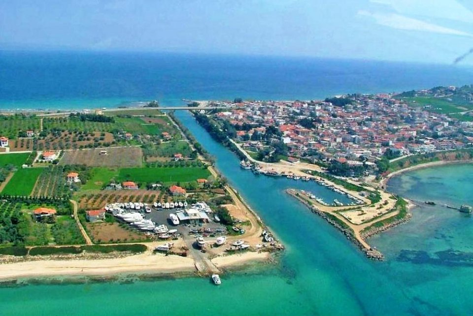 Το κανάλι που χωρίζει το 1ο πόδι της Χαλκιδικής στα δύο -Πεύκα ως τα τιρκουάζ νερά και βάρκες αγκυροβολημένες κάτω από τα σπίτια [εικόνες] | iefimerida.gr 4