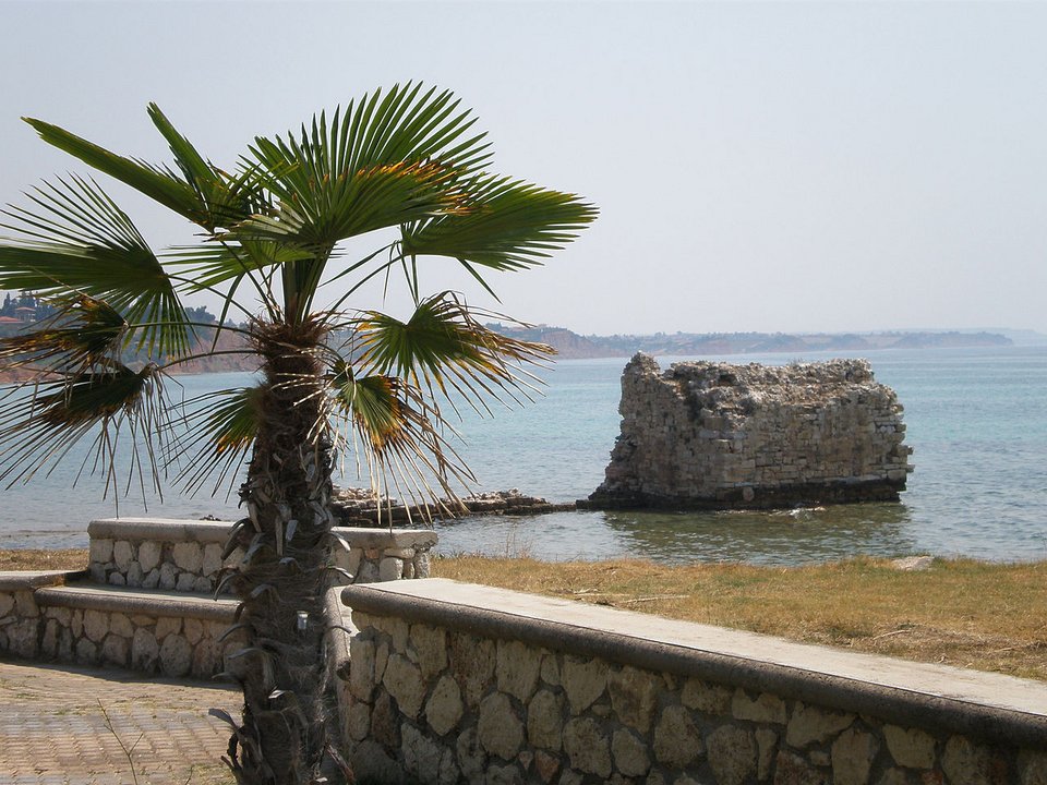 Το κανάλι που χωρίζει το 1ο πόδι της Χαλκιδικής στα δύο -Πεύκα ως τα τιρκουάζ νερά και βάρκες αγκυροβολημένες κάτω από τα σπίτια [εικόνες] | iefimerida.gr 9