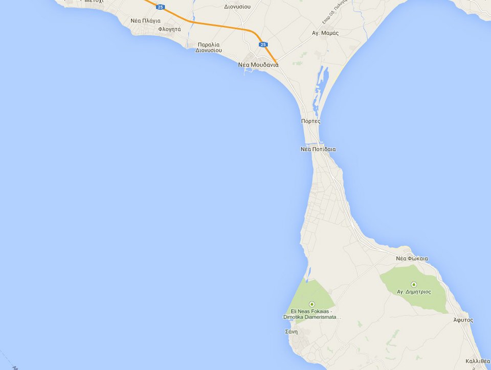 Το κανάλι που χωρίζει το 1ο πόδι της Χαλκιδικής στα δύο -Πεύκα ως τα τιρκουάζ νερά και βάρκες αγκυροβολημένες κάτω από τα σπίτια [εικόνες] | iefimerida.gr 11