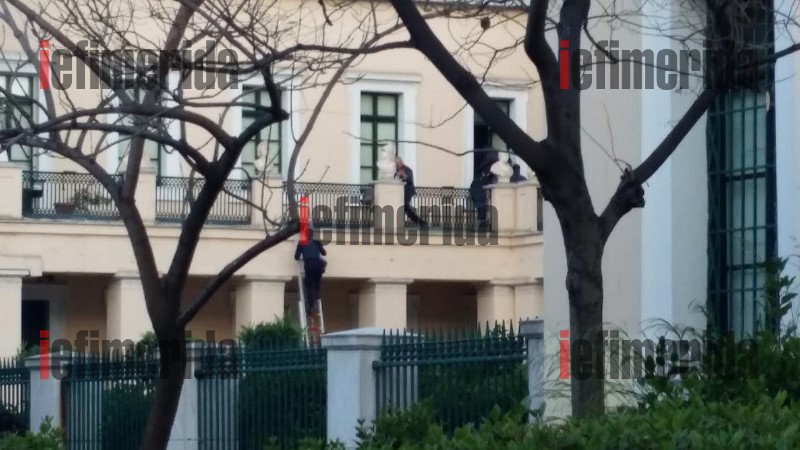 Τέλος στην κατάληψη της Πρυτανείας -Επέμβαση της Αστυνομίας [εικόνες & βίντεο] | iefimerida.gr 8