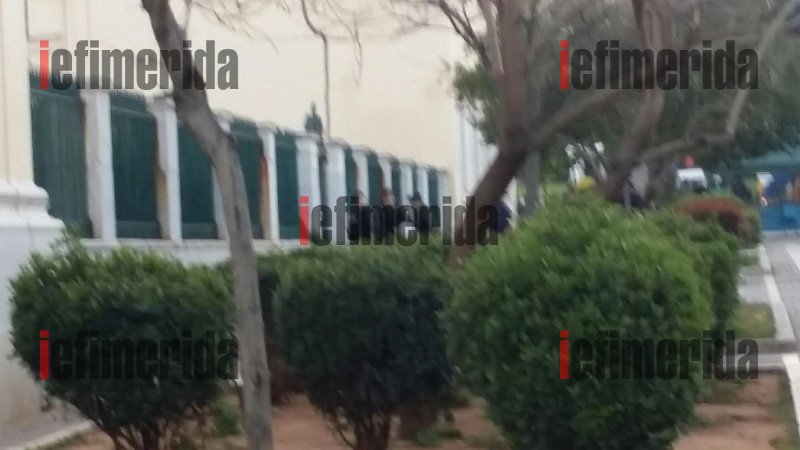 Τέλος στην κατάληψη της Πρυτανείας -Επέμβαση της Αστυνομίας [εικόνες & βίντεο] | iefimerida.gr 2
