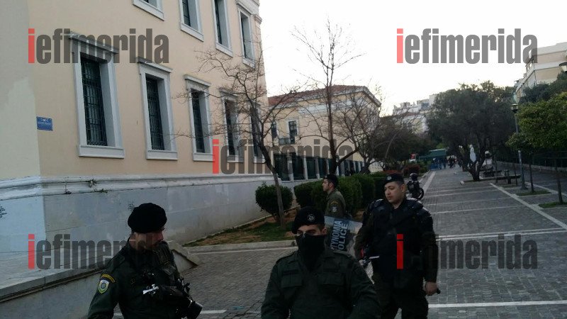Τέλος στην κατάληψη της Πρυτανείας -Επέμβαση της Αστυνομίας [εικόνες & βίντεο] | iefimerida.gr 3