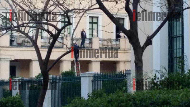 Τέλος στην κατάληψη της Πρυτανείας -Επέμβαση της Αστυνομίας [εικόνες & βίντεο] | iefimerida.gr 7