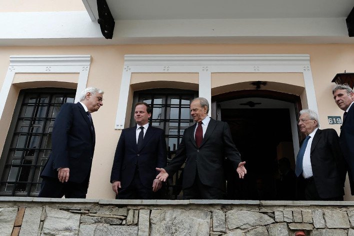 Η επίσκεψη του Προκόπη Παυλόπουλου στο σπίτι του Κωνσταντίνου Καραμανλή [εικόνες] | iefimerida.gr 0