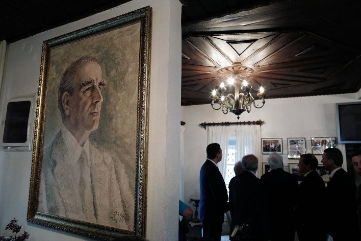 Η επίσκεψη του Προκόπη Παυλόπουλου στο σπίτι του Κωνσταντίνου Καραμανλή [εικόνες] | iefimerida.gr 1