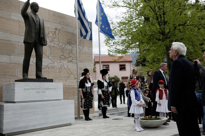 Η επίσκεψη του Προκόπη Παυλόπουλου στο σπίτι του Κωνσταντίνου Καραμανλή [εικόνες] | iefimerida.gr 4