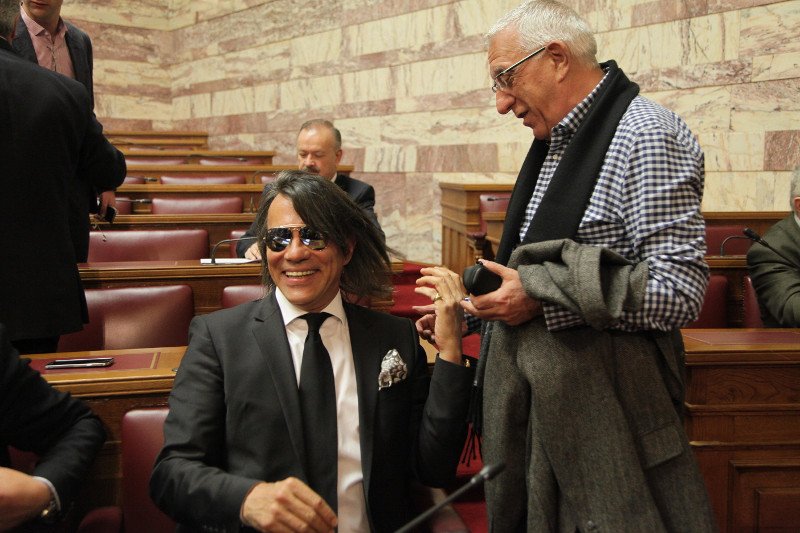 Ο Ψινάκης με γυαλιά ηλίου στη Βουλή -Το τίναγμα του μαλλιού και η χειραψία με τον Διαμαντόπουλο [εικόνες] | iefimerida.gr 0