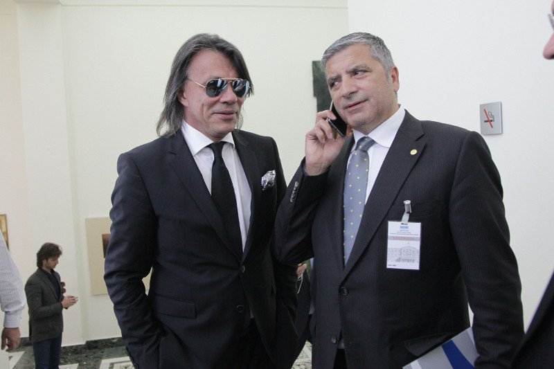 Ο Ψινάκης με γυαλιά ηλίου στη Βουλή -Το τίναγμα του μαλλιού και η χειραψία με τον Διαμαντόπουλο [εικόνες] | iefimerida.gr 2