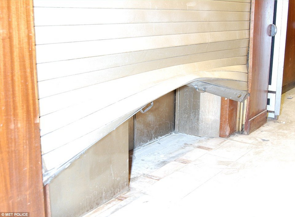 Ετσι έγινε το ριφιφί του αιώνα στο Λονδίνο με λεία κοσμήματα εκατομμυρίων λιρών – Καρέ καρέ η διάρρηξη [εικόνες] | iefimerida.gr 8