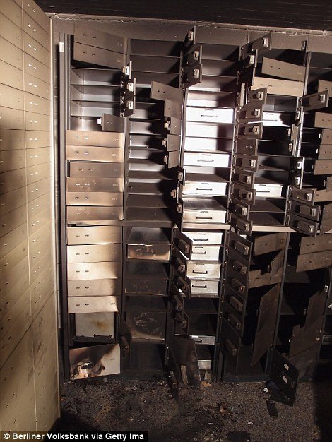 Ετσι έγινε το ριφιφί του αιώνα στο Λονδίνο με λεία κοσμήματα εκατομμυρίων λιρών – Καρέ καρέ η διάρρηξη [εικόνες] | iefimerida.gr 3