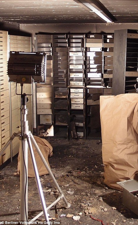 Ετσι έγινε το ριφιφί του αιώνα στο Λονδίνο με λεία κοσμήματα εκατομμυρίων λιρών – Καρέ καρέ η διάρρηξη [εικόνες] | iefimerida.gr 5