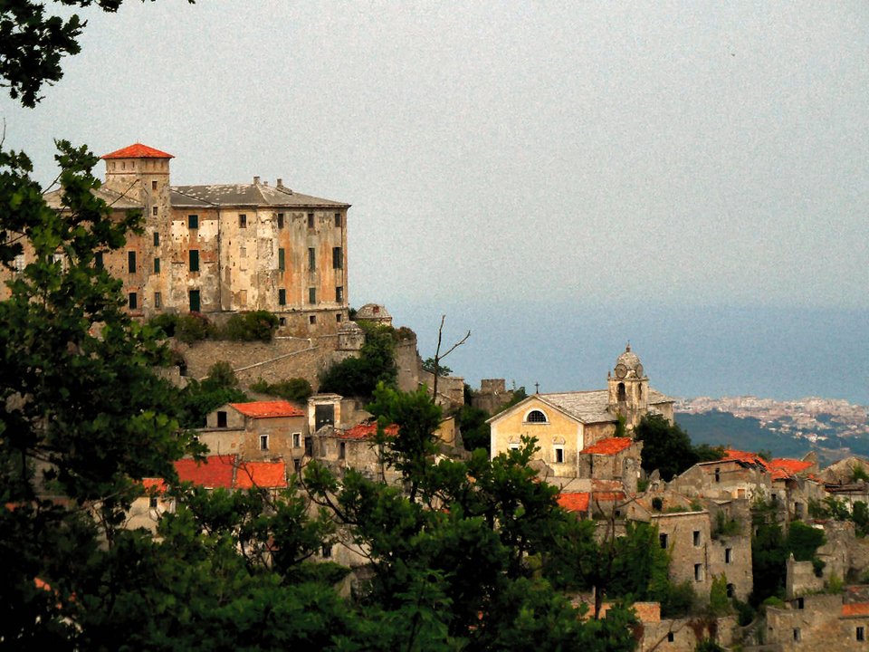 Το πιο απόκοσμο χωριό της Μεσογείου: Ρημαγμένα αρχοντικά, σοκάκια λαβύρινθοι -Το εγκατέλειψαν οι κάτοικοί του λόγω των σεισμών [εικόνες] | iefimerida.gr 3