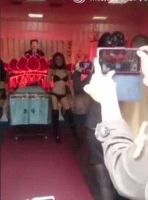 Η σέξι κηδεία: Προσέλαβε στρίπερ για το τελευταίο αντίο στο σύζυγό της [εικόνες & βίντεο] | iefimerida.gr 3