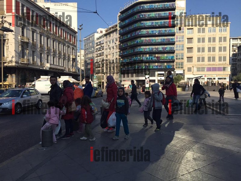 Νέα «φουρνιά» παράνομων μεταναστών στην Ομόνοια -«Θα κοιμηθούμε στο δρόμο», λένε [εικόνες] | iefimerida.gr 0