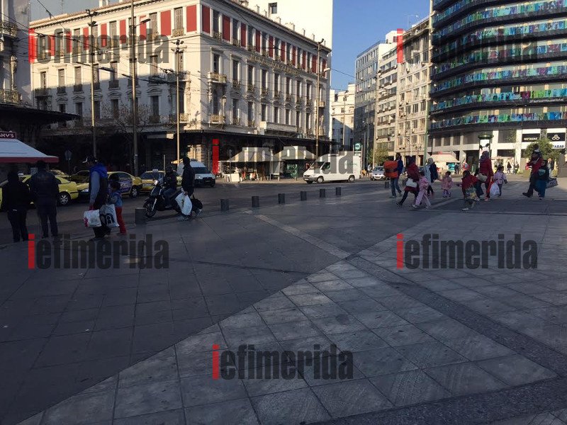 Νέα «φουρνιά» παράνομων μεταναστών στην Ομόνοια -«Θα κοιμηθούμε στο δρόμο», λένε [εικόνες] | iefimerida.gr 1