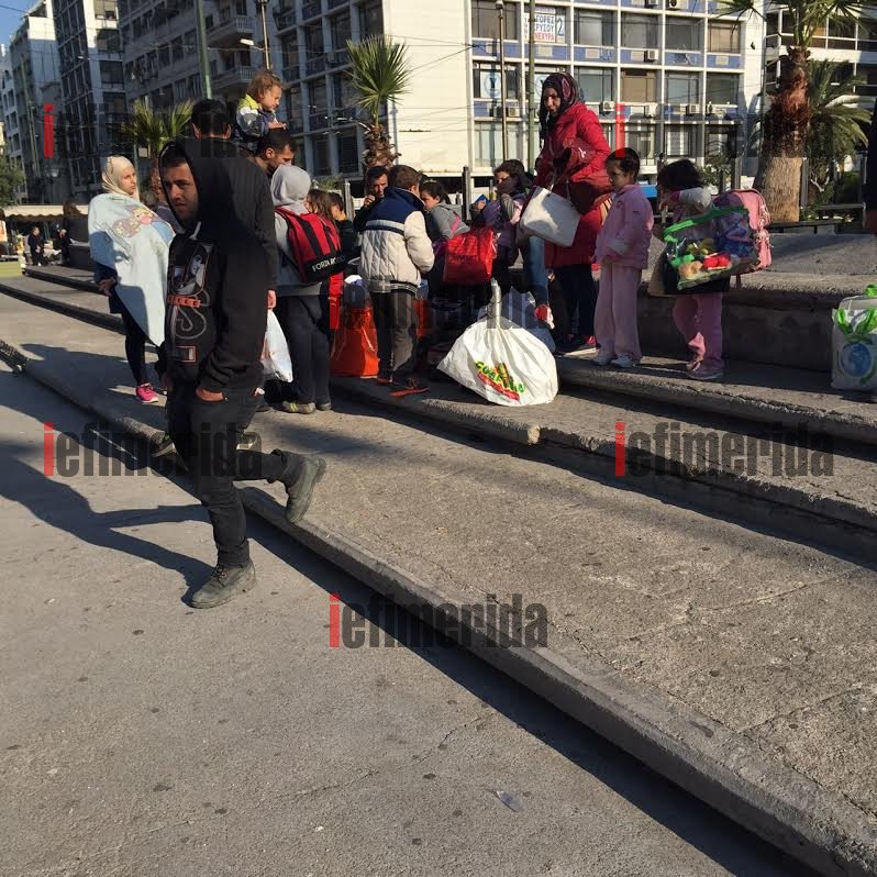 Νέα «φουρνιά» παράνομων μεταναστών στην Ομόνοια -«Θα κοιμηθούμε στο δρόμο», λένε [εικόνες] | iefimerida.gr 3