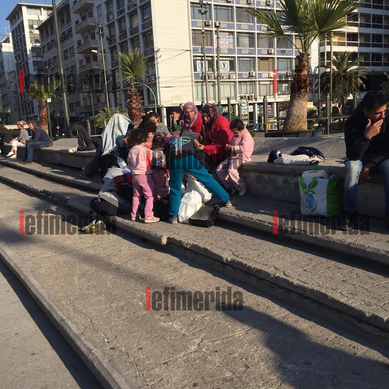 Νέα «φουρνιά» παράνομων μεταναστών στην Ομόνοια -«Θα κοιμηθούμε στο δρόμο», λένε [εικόνες] | iefimerida.gr 4