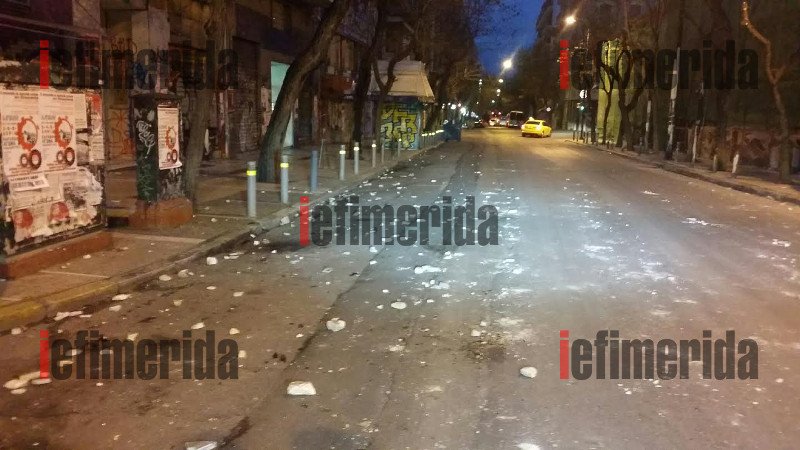 Βομβαρδισμένο τοπίο το Πολυτεχνείο: Πυρπολημένα αμάξια, καμένοι κάδοι, χάος -Τι άφησαν πίσω τους οι αντιεξουσιαστές [εικόνες]  | iefimerida.gr 0