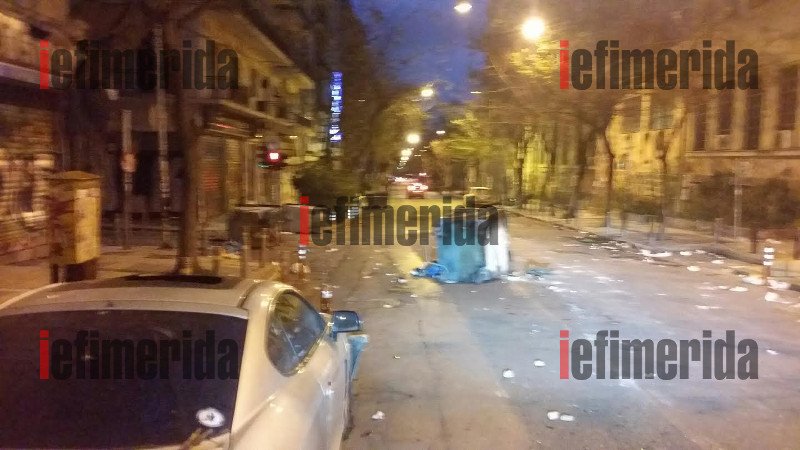 Βομβαρδισμένο τοπίο το Πολυτεχνείο: Πυρπολημένα αμάξια, καμένοι κάδοι, χάος -Τι άφησαν πίσω τους οι αντιεξουσιαστές [εικόνες]  | iefimerida.gr 9