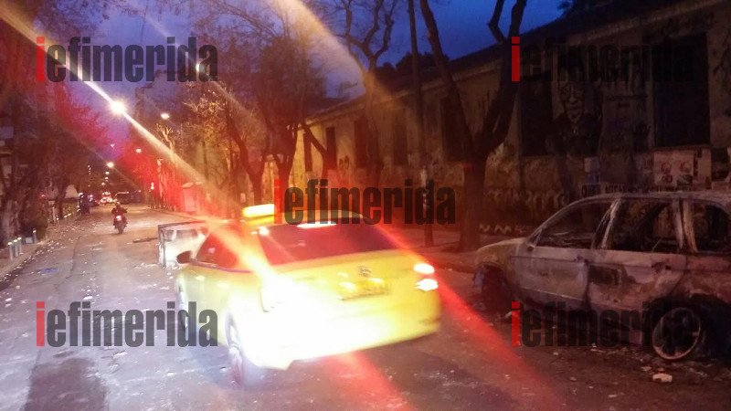 Βομβαρδισμένο τοπίο το Πολυτεχνείο: Πυρπολημένα αμάξια, καμένοι κάδοι, χάος -Τι άφησαν πίσω τους οι αντιεξουσιαστές [εικόνες]  | iefimerida.gr 1