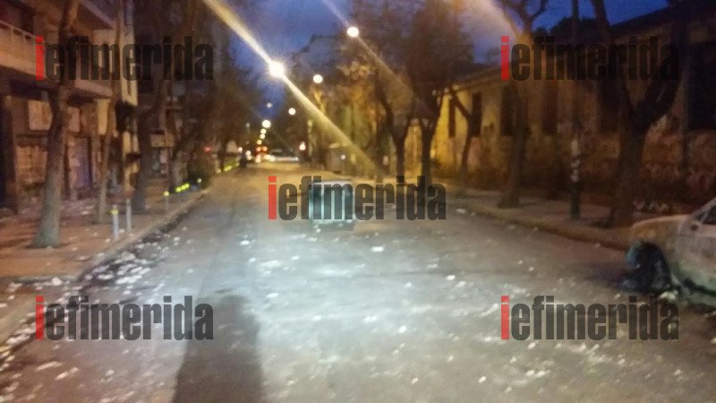 Βομβαρδισμένο τοπίο το Πολυτεχνείο: Πυρπολημένα αμάξια, καμένοι κάδοι, χάος -Τι άφησαν πίσω τους οι αντιεξουσιαστές [εικόνες]  | iefimerida.gr 2