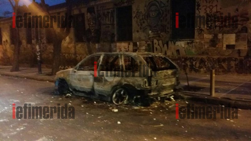 Βομβαρδισμένο τοπίο το Πολυτεχνείο: Πυρπολημένα αμάξια, καμένοι κάδοι, χάος -Τι άφησαν πίσω τους οι αντιεξουσιαστές [εικόνες]  | iefimerida.gr 3