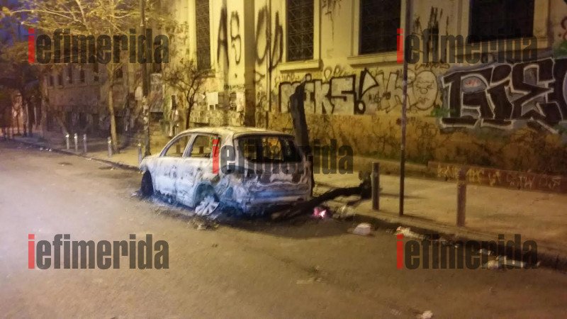 Βομβαρδισμένο τοπίο το Πολυτεχνείο: Πυρπολημένα αμάξια, καμένοι κάδοι, χάος -Τι άφησαν πίσω τους οι αντιεξουσιαστές [εικόνες]  | iefimerida.gr 4