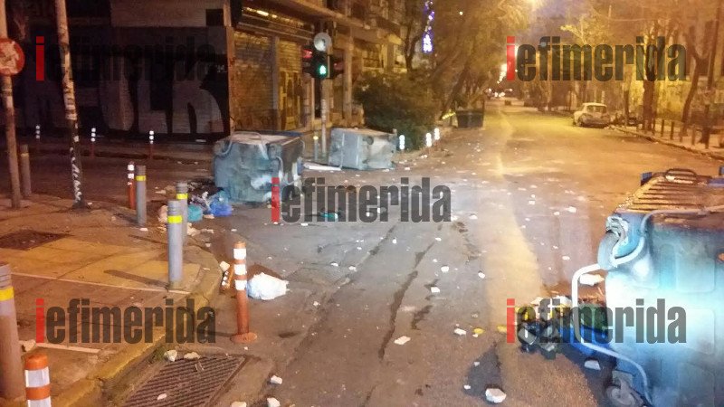 Βομβαρδισμένο τοπίο το Πολυτεχνείο: Πυρπολημένα αμάξια, καμένοι κάδοι, χάος -Τι άφησαν πίσω τους οι αντιεξουσιαστές [εικόνες]  | iefimerida.gr 5