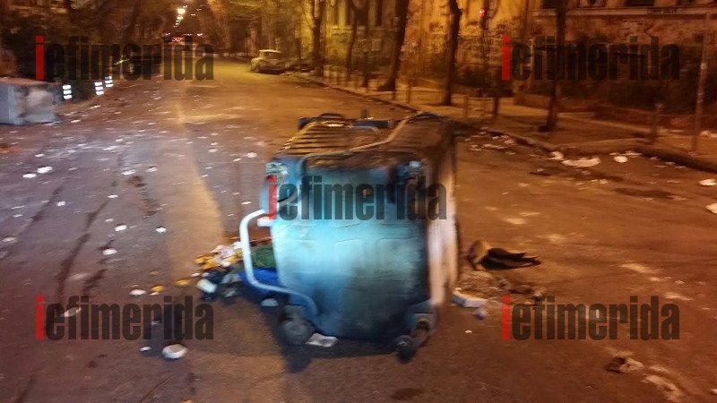 Βομβαρδισμένο τοπίο το Πολυτεχνείο: Πυρπολημένα αμάξια, καμένοι κάδοι, χάος -Τι άφησαν πίσω τους οι αντιεξουσιαστές [εικόνες]  | iefimerida.gr 6