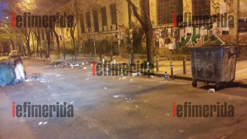 Βομβαρδισμένο τοπίο το Πολυτεχνείο: Πυρπολημένα αμάξια, καμένοι κάδοι, χάος -Τι άφησαν πίσω τους οι αντιεξουσιαστές [εικόνες]  | iefimerida.gr 8