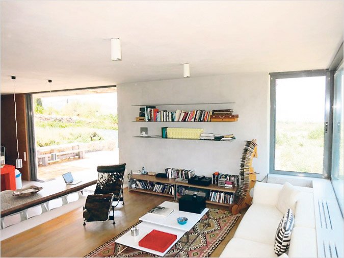 H Airbnb για τα σπίτια της Δανάης Στράτου που τα νοίκιαζε χωρίς σήμα του ΕΟΤ: Οφείλει να τηρεί τον νόμο | iefimerida.gr 3