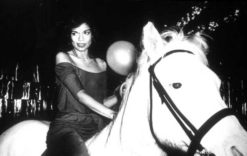 H αληθινή ιστορία της φωτογραφίας με την Μπιάνκα Τζάγκερ πάνω στο λευκό άλογο στο Studio 54 [εικόνες] | iefimerida.gr 0