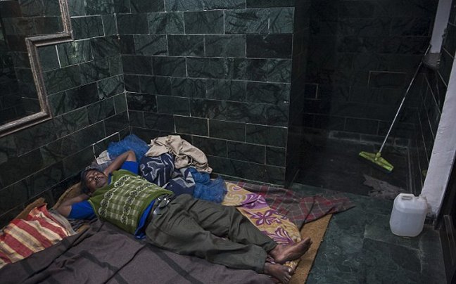 Εργάζεται, κοιμάται, τρώει και ζει σε δημόσια τουαλέτα [εικόνες]  | iefimerida.gr 0