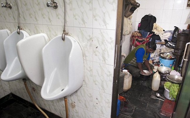 Εργάζεται, κοιμάται, τρώει και ζει σε δημόσια τουαλέτα [εικόνες]  | iefimerida.gr 1