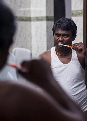 Εργάζεται, κοιμάται, τρώει και ζει σε δημόσια τουαλέτα [εικόνες]  | iefimerida.gr 2