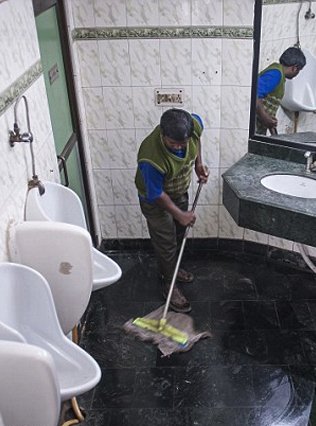 Εργάζεται, κοιμάται, τρώει και ζει σε δημόσια τουαλέτα [εικόνες]  | iefimerida.gr 7