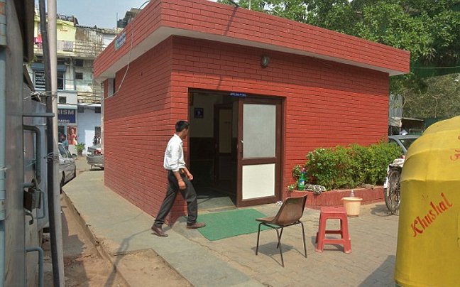 Εργάζεται, κοιμάται, τρώει και ζει σε δημόσια τουαλέτα [εικόνες]  | iefimerida.gr 9