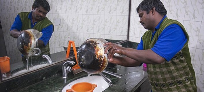 Εργάζεται, κοιμάται, τρώει και ζει σε δημόσια τουαλέτα [εικόνες]  | iefimerida.gr 6