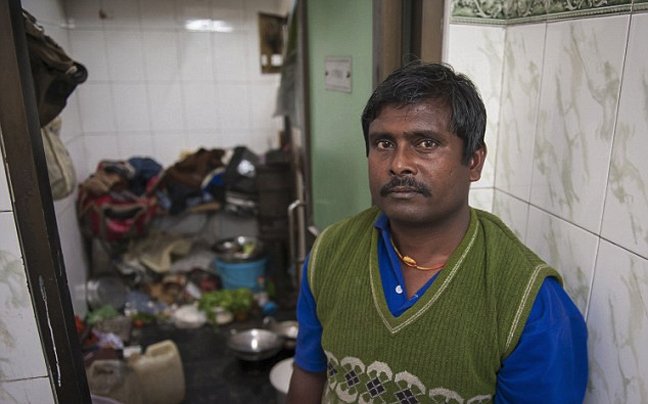 Εργάζεται, κοιμάται, τρώει και ζει σε δημόσια τουαλέτα [εικόνες]  | iefimerida.gr 4