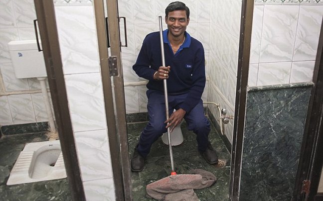 Εργάζεται, κοιμάται, τρώει και ζει σε δημόσια τουαλέτα [εικόνες]  | iefimerida.gr 8