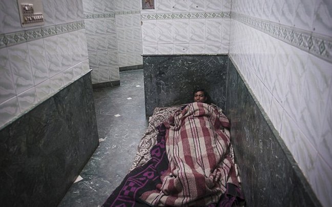 Εργάζεται, κοιμάται, τρώει και ζει σε δημόσια τουαλέτα [εικόνες]  | iefimerida.gr 5